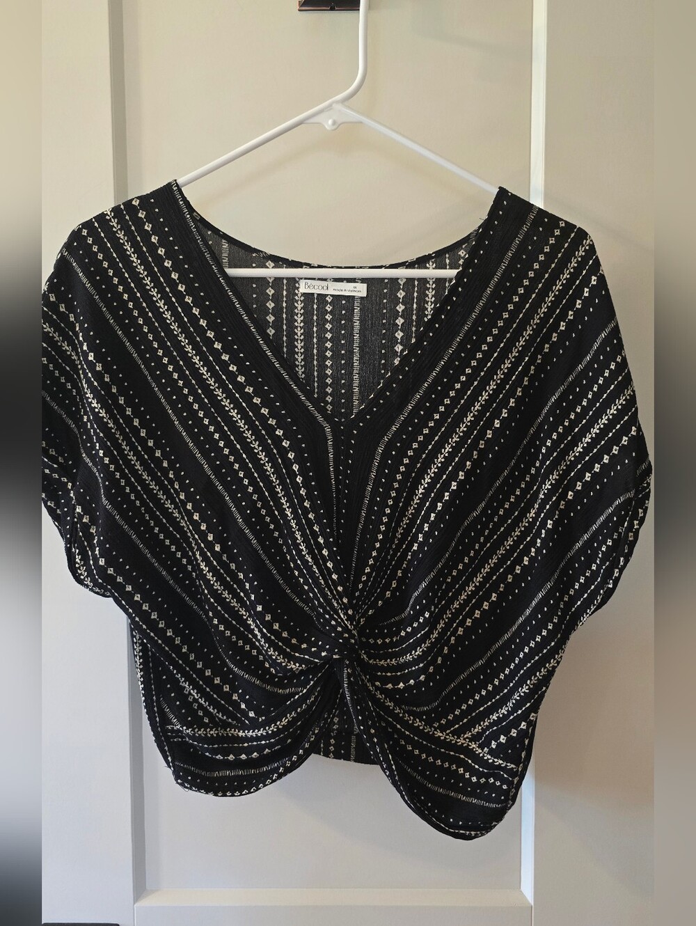 Adorable Be Cool  Black and White Twist-Front V-Neck Crop Top Size M